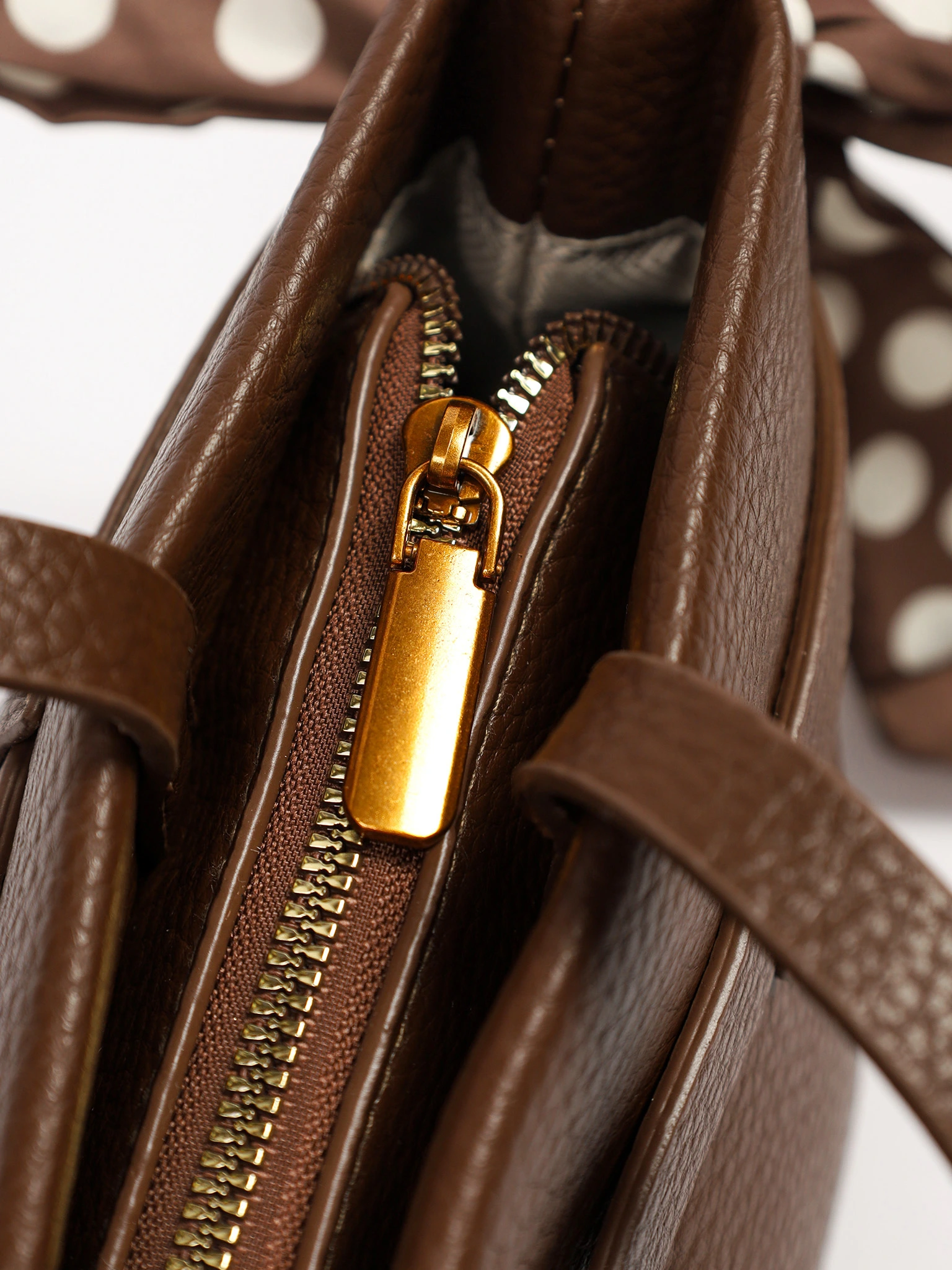 Сумка-тоут с декоративным платком и ремешком с пряжкой в ассортименте